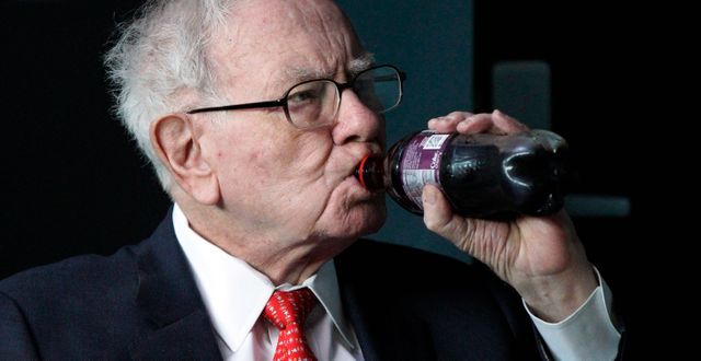 Man kan fråga sig vad Buffett kommer dricka till lunchen. Nati Harnik / AP