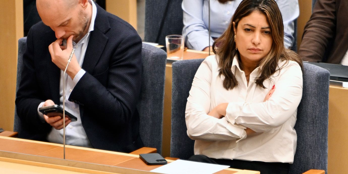 Vänsterpartiets partiledare Nooshi Dadgostar (V) och Socialdemokraternas partiledare Magdalena Andersson (S) i riksdagen tidigare i höst.