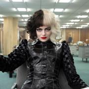 Emma Stone som Cruella de Vil. 