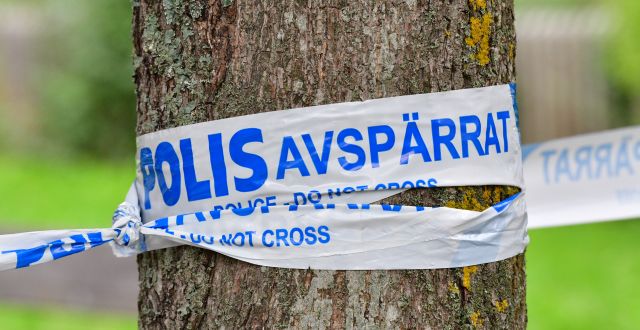 Polisavspärrning efter att två män skjutits i Hjulsta i nordvästra Stockholm. Jonas Ekströmer/TT / TT NYHETSBYRÅN
