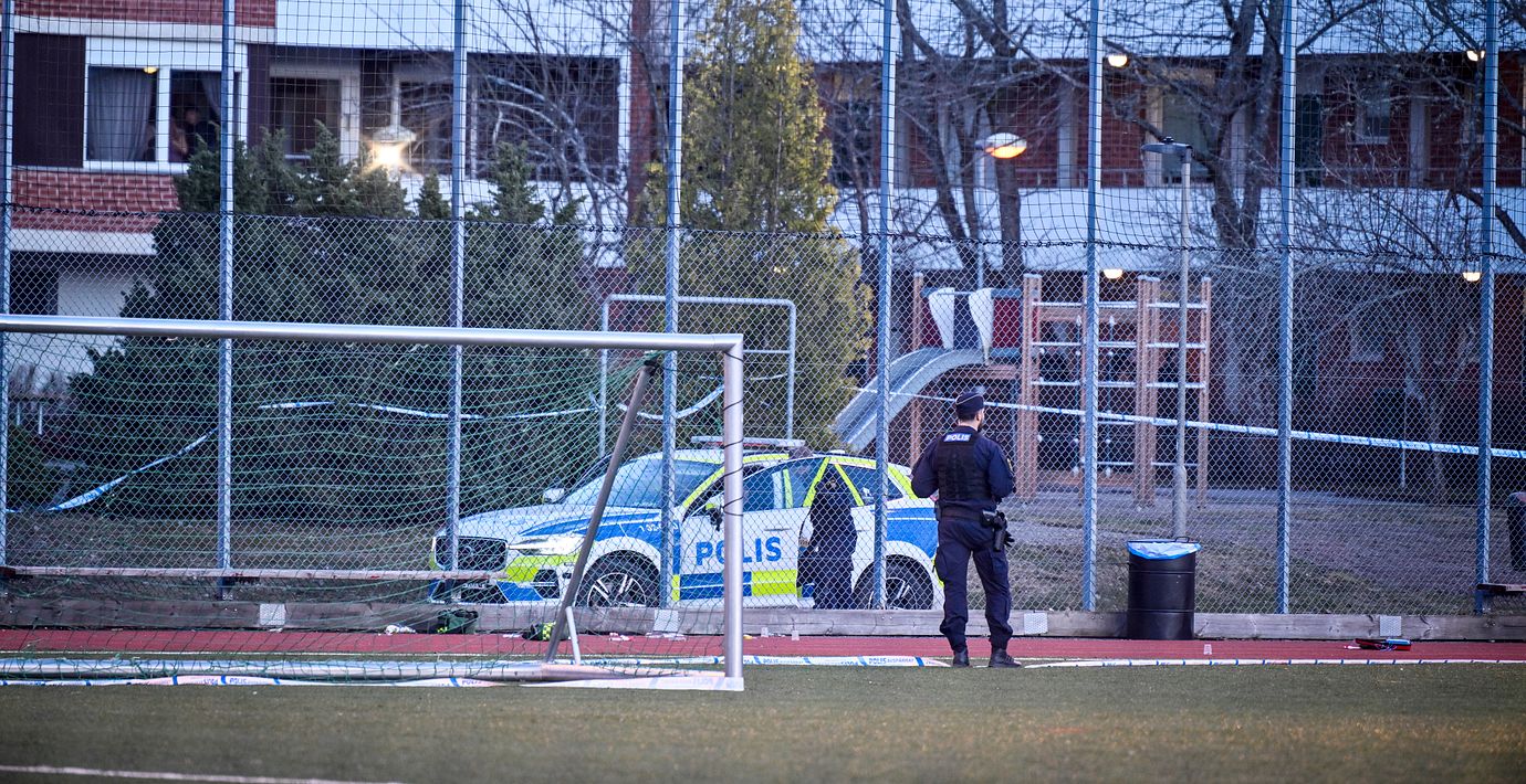 En 15-årig tjej misstänks för ett mord i Vårby gård i Stockholm.