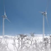 Tre vindkraftverk i Rydsgård, arkivbild. Aurora Lines överföringskapacitet i megawatt i jämförelse med ett urval svenska kärnkraftsreaktorer.