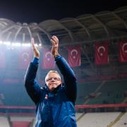 Janne Andersson tackar fansen efter matchen mot Turkiet.