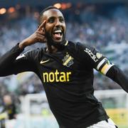 AIK:s Henok Goitom gör 1-0 till sitt lag under söndagens fotbollsmatch i allsvenskan mellan AIK och Hammarby IF på Friends Arena. 