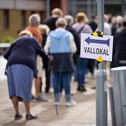 Kö utanför vallokalen i Västervångskolan i Landskrona på valdagen.