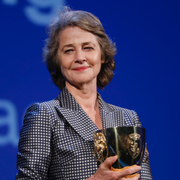 Benoit Poelvoorde, ​Charlotte Rampling och ​Nathalie Baye har skrivit under brevet.