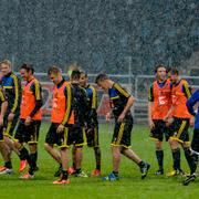 Störtregn på fotbollslandslaget under en träning på Friends Arena i somras.