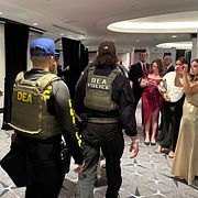 Brottsbekämpande myndigheter på plats vid galan efter skottlossningen.