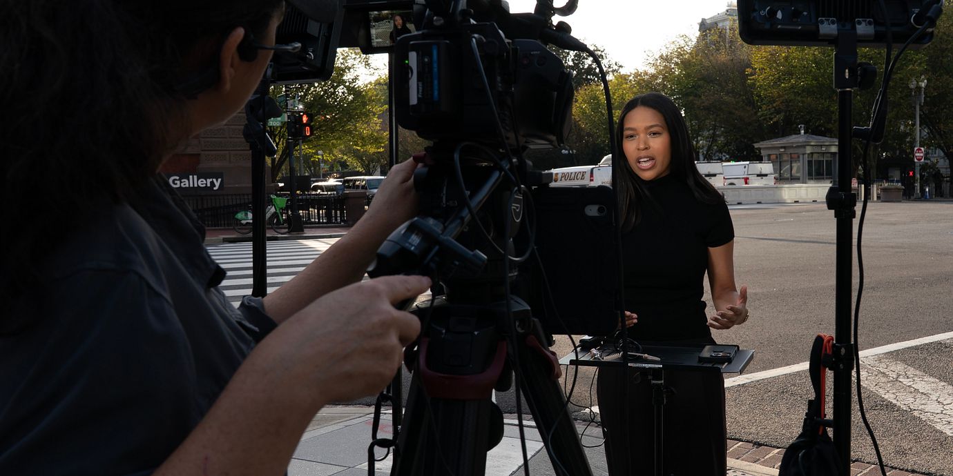 MS NOW:s reporter Akayla Gardner utanför Vita huset den 19 september.