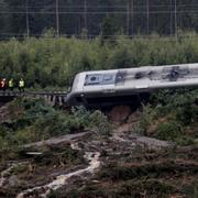 Ett SJ-tåg med 120 passagerare spårade ur mellan Iggesund och Hudiksvall. Tåget var på väg från Stockholm till Sundsvall när de två främre av totalt fyra vagnar spårade ur strax söder om Hudiksvall. Banvallen var underminerad till följd av kraftigt regn.
