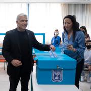 Yair Lapid som leder centerpartiet Yesh Atid röstar i valet tidigare i år.