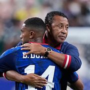 Förbundskapten Bubista kramar om sin spelare Deroy Duarte. Cap Verde har ännu inte förlorat.