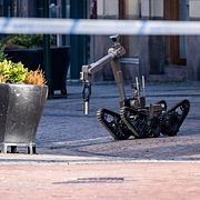 Polisens bombtekniker med bombrobot på plats och undersöker ett termosliknande föremål innanför avspärrningarna på Södra Förstadsgatan vid Triangeln i Malmö efter larm om ett misstänkt farligt föremål på tisdagen.