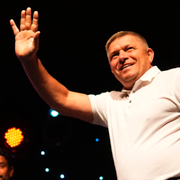Tidigare premiärministern Robert Fico, till vänster, och den liberale motståndaren Michal Simecka.