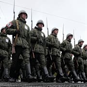 Ryska soldater under en genrep inför segerdagens militärparad på Dvortsovaja (Palatstorget) i Sankt Petersburg, onsdagen den 7 maj 2025.