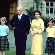 Drottning Elizabeth och hennes familj träffar USA:s president Dwight Eisenhower 1959.