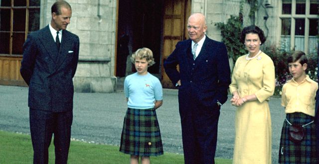 Drottning Elizabeth och hennes familj träffar USA:s president Dwight Eisenhower 1959. TT NYHETSBYRÅN