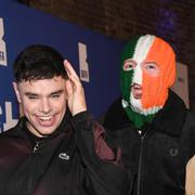 Naoise ó Cairealláin, DJ Provaí och Mo Chara i Kneecap på Britain Independent Film Awards 2024. 