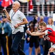Martin Ødegaard puttar fram förbundskapten Ståle Solbakken inför de norska fansen.