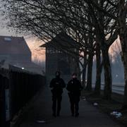 Polsk polis utanför Auschwitz-Birkenau på måndagen.