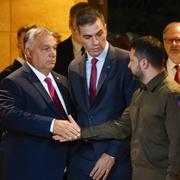 Viktor Orbán och Volodymyr Zelenskyj skakar hand framför Spaniens premiärminister Pedro Sanchez.