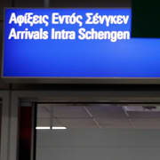 Resenärer anländer till flygplatsen i Aten under coronapandemin. 