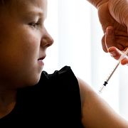 Pojke får vaccinspruta i Norge. 