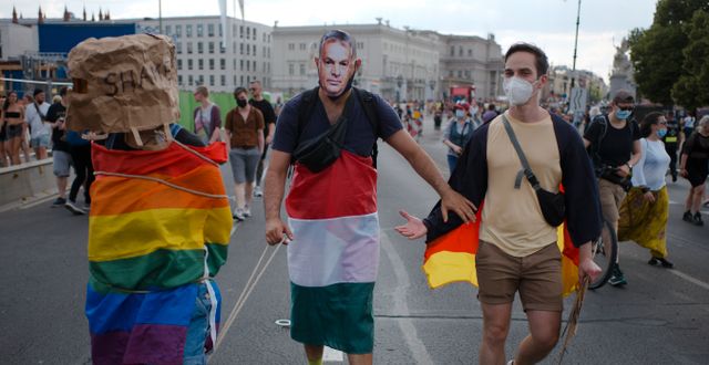 Pridetåg i Berlin där deltagare bär mask med Ungerns premiärminister Viktor Orbáns ansikte.  Markus Schreiber / TT NYHETSBYRÅN