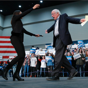 Vänsterprofilerna Alexandria Ocasio-Cortez och Bernie Sanders/USA:s president Joe Biden.