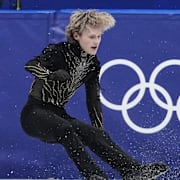 Den amerikanske konståkaren Ilia Malinin ramlade och tappade guldet – en jätteskräll. 