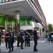 Polis på plats efter larmet om knivskärning vid Västermalmsgallerian i Stockholm på fredagen.