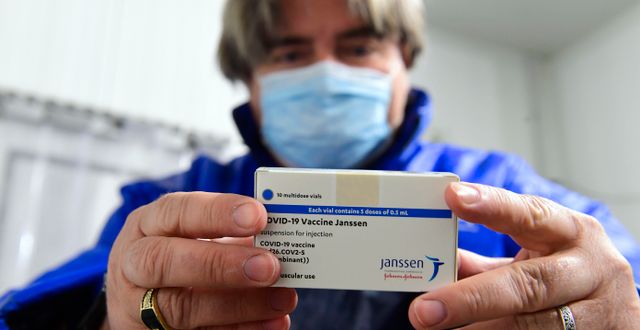 En låda vaccin från Janssen, som är amerikanska Johnson & Johnson-koncernens läkemedelsdivision. Szilard Koszticsak / TT NYHETSBYRÅN