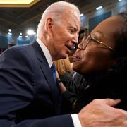 Joe Biden och Justice Ketanji Brown Jackson före talet.