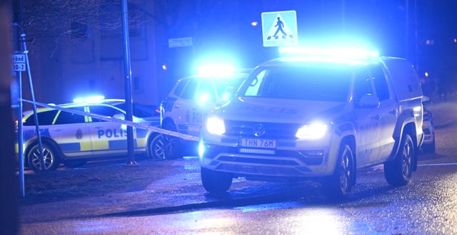 STOCKHOLM 20221231Polis på plats i Vällingby efter skottlossningen på nyårsafton. Fredrik Sandberg / TT