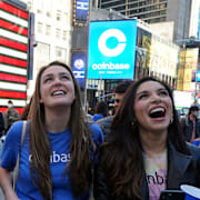 Coinbase-anställda vid börsnoteringen i april 2021. 