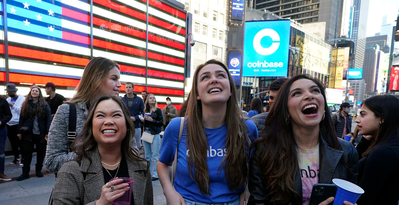 Coinbase-anställda vid börsnoteringen i april 2021. 