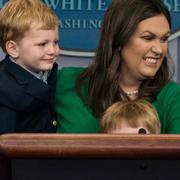 Sarah Huckabee Sanders svarar på frågor med två av sina barn närvarande i Vita huset.