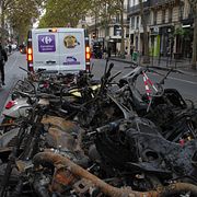 Brända elsparkcyklar på hög i Paris efter helgens protester.
