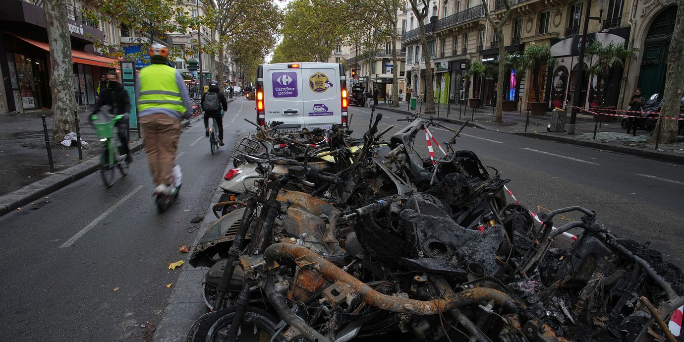 Brända elsparkcyklar på hög i Paris efter helgens protester.