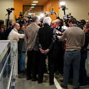 Stort pressuppbåd utanför rättssalen.