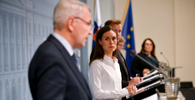 Utrikesminister Pekka Haavisto och statsminister Sanna Marin på dagens pressträff. Antti Yrj'nen / AP