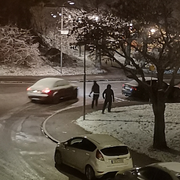 Två män som polisen misstänker har koppling till dådet syns lämna platsen. 