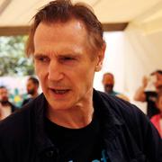 Liam Neeson träffar flyktingar i Amman som en del av ett UNICEF-projekt.