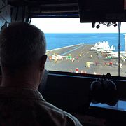 Den amerikanska generalen Frank McKenzie ser på sina kollegor under en insats i Mellanöstern.