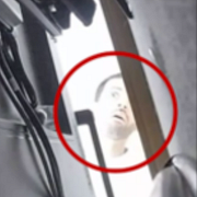 Den misstänkte Open AI-ingenjören Abdulrahman Alfozan fångades av en övervakningskamera när han tittade bakom tv:n i företagets konferensrum. Bild ur förundersökningen.