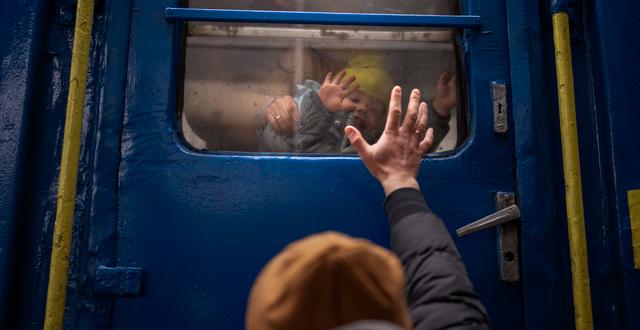Bild från 3 mars i år när en pappa säger hej då till sin tvååriga son. Bilden är tagen i Kyiv.  Emilio Morenatti / AP