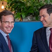 Statsminister Ulf Kristersson (M) hälsar på USA:s utrikesminister Marco Rubio innan det bilaterala mötet på Natos utrikesministermöte i Helsingborg.
