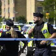 Polis på plats på Ramels väg på Rosengård i Malmö på måndagseftermiddagen efter larm om skottlossning.