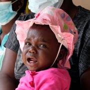 Barn väntar på att vaccineras mot mässling i Zimbabwe 2022. 