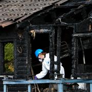 Polisens tekniker undersöker fritidshuset.
